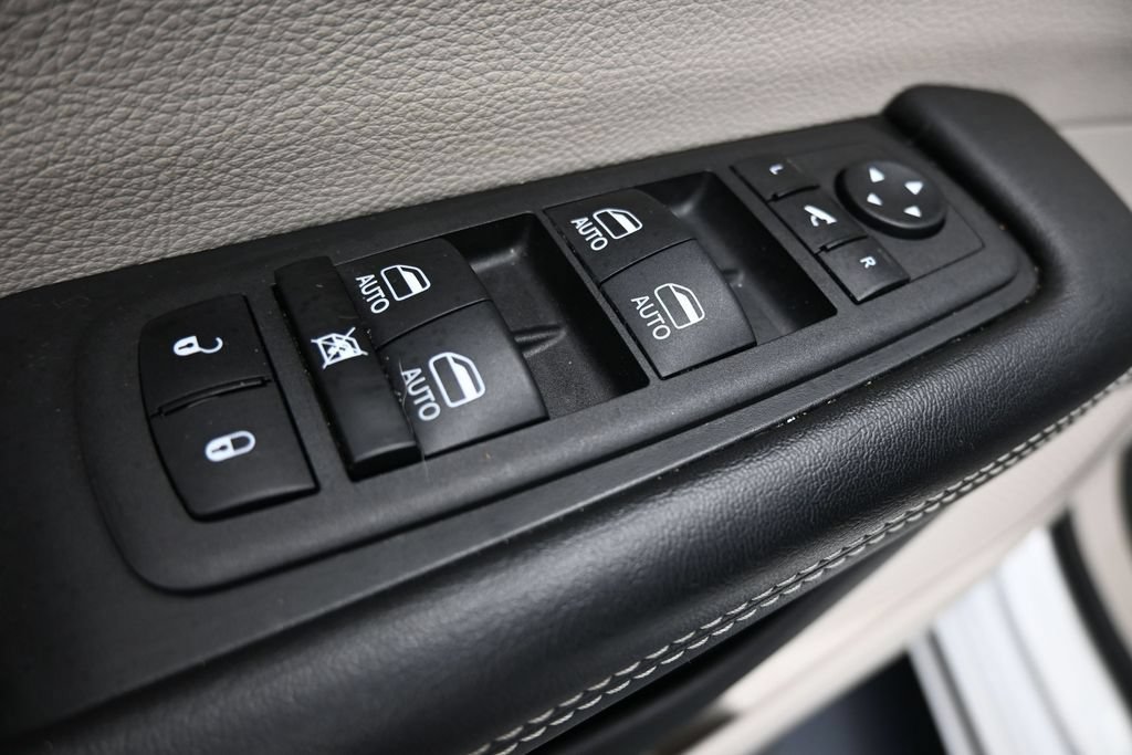 Used 2024 Chrysler Pacifica Limited w/ Uconnect Theater Family Group FWD image 11