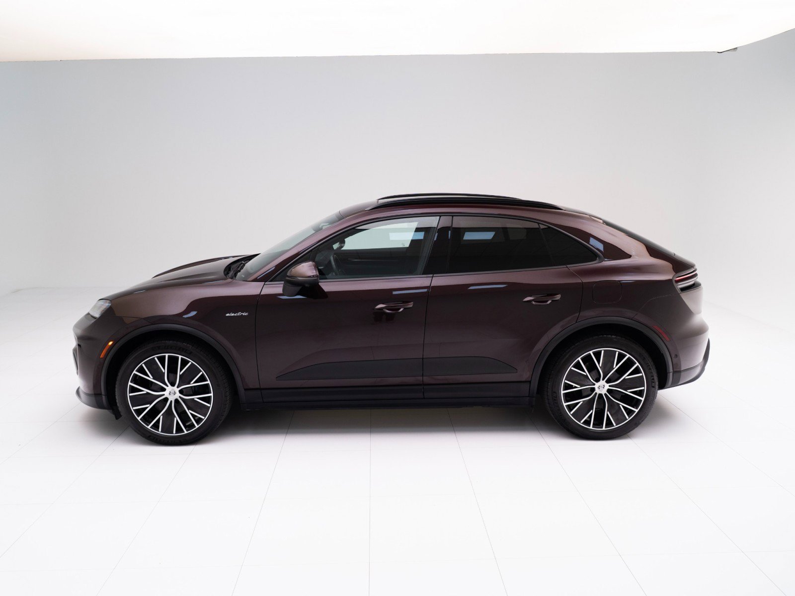Certified 2025 Porsche Macan Electric image 2
