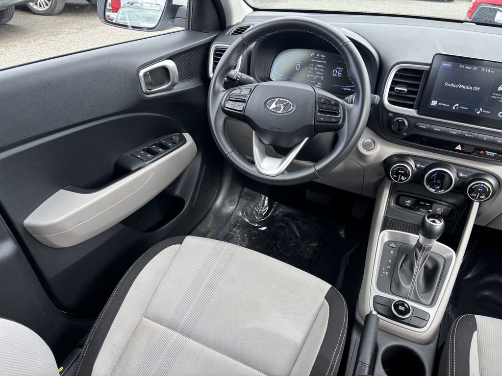 Used 2025 Hyundai Venue SEL FWD image 19