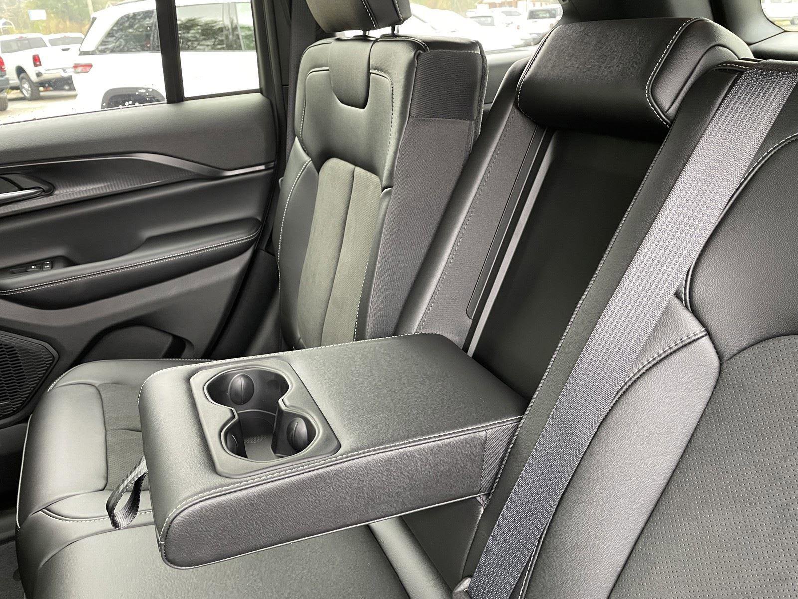 New 2025 Jeep Grand Cherokee Altitude image 30