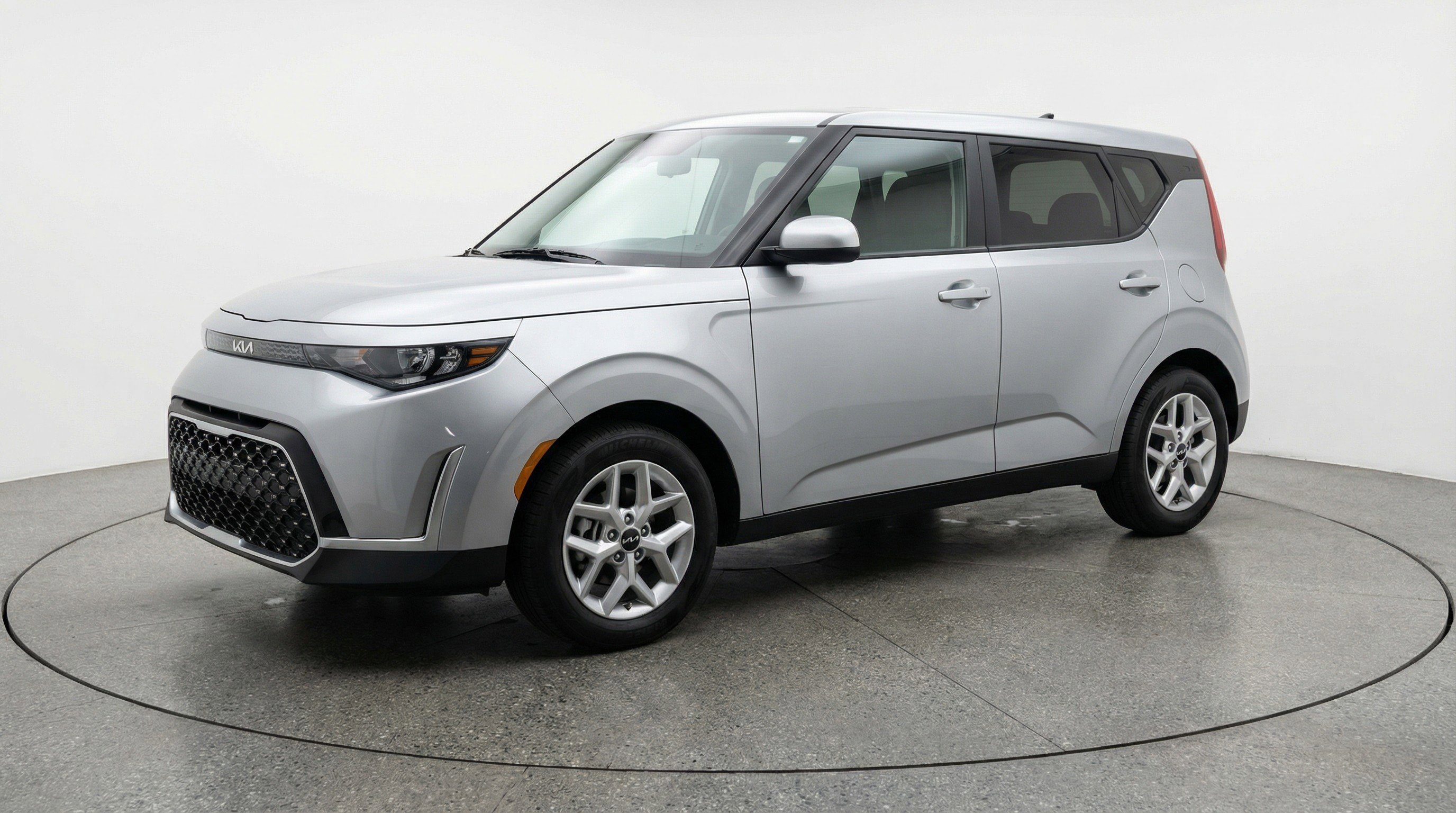 Used 2025 Kia Soul LX w/ LX Technology Package FWD image 3