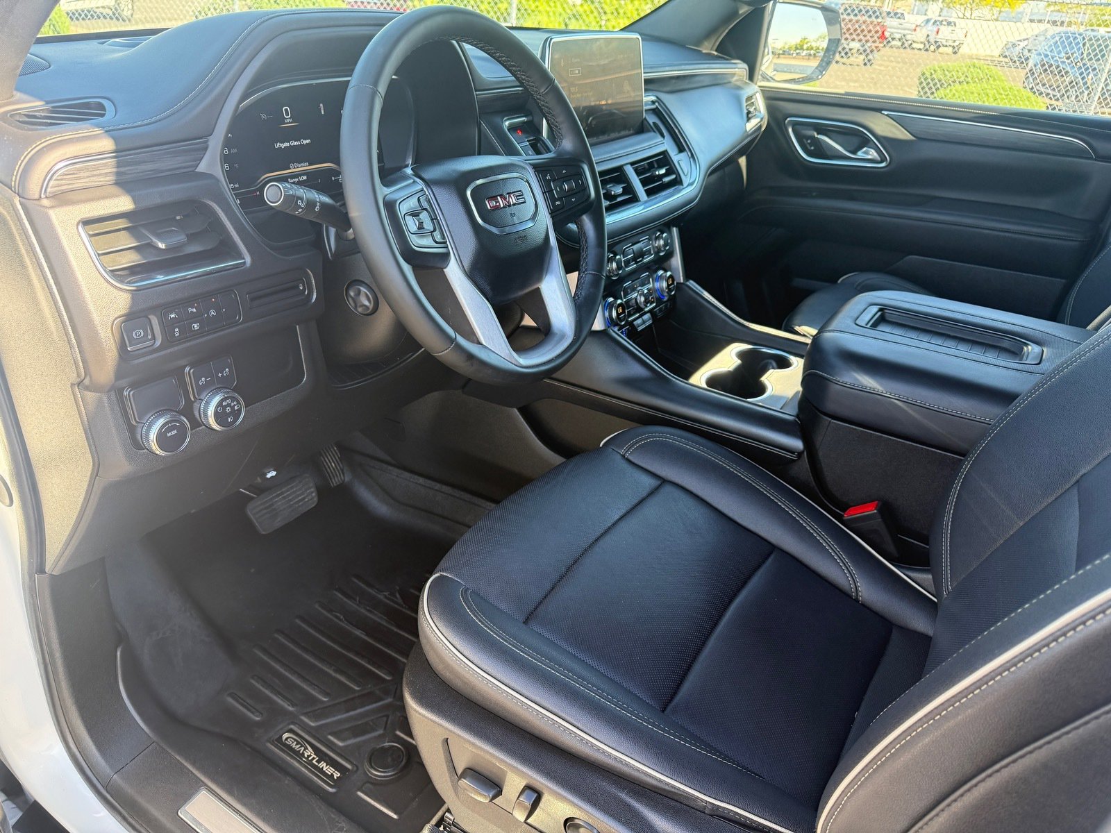 Used 2024 GMC Yukon XL SLT w/ SLT Luxury Package image 12