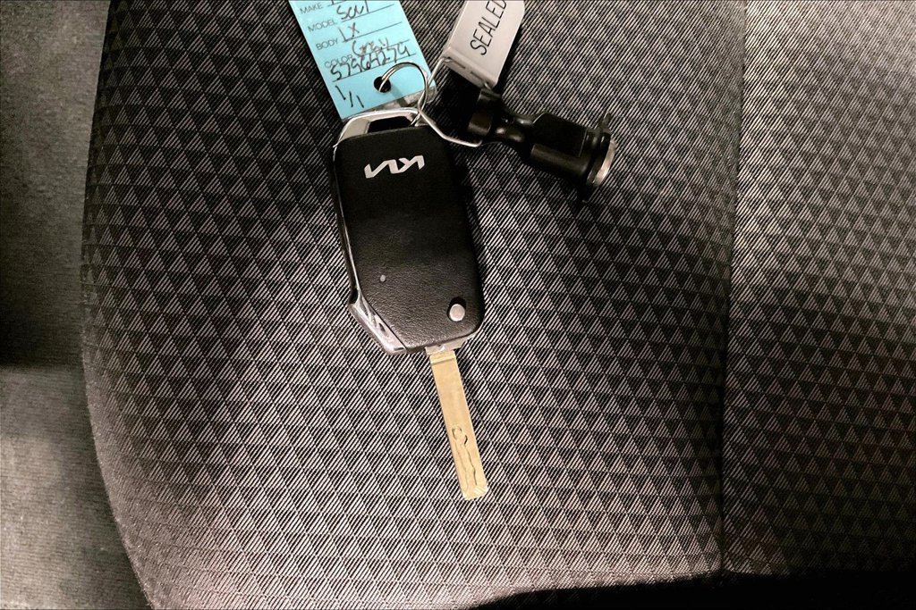 Used 2025 Kia Soul LX w/ LX Technology Package FWD image 12