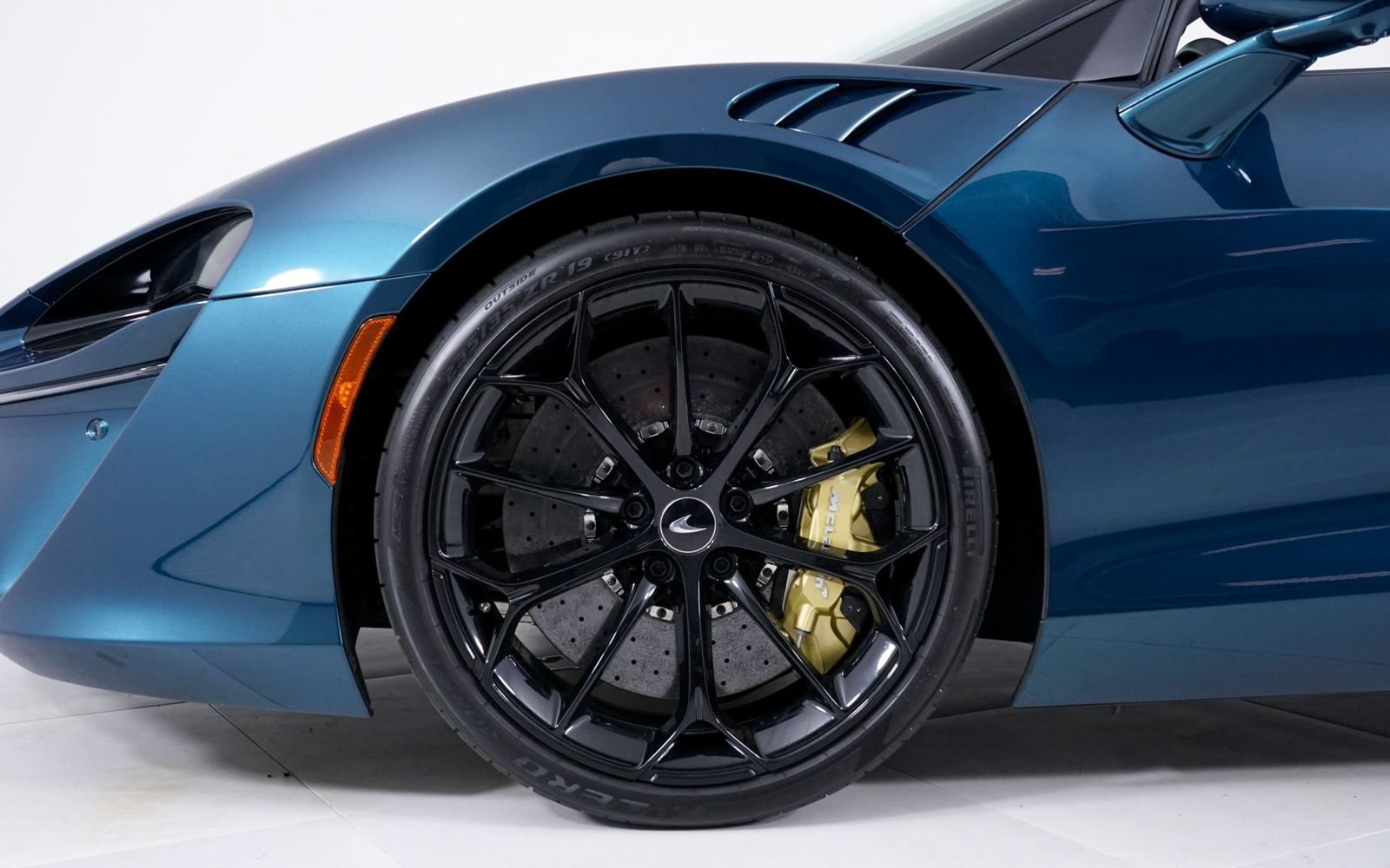 Used 2025 McLaren Artura Spider RWD image 12