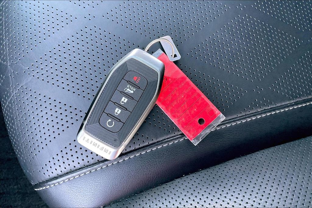 Used 2025 INFINITI QX80 Sensory image 10