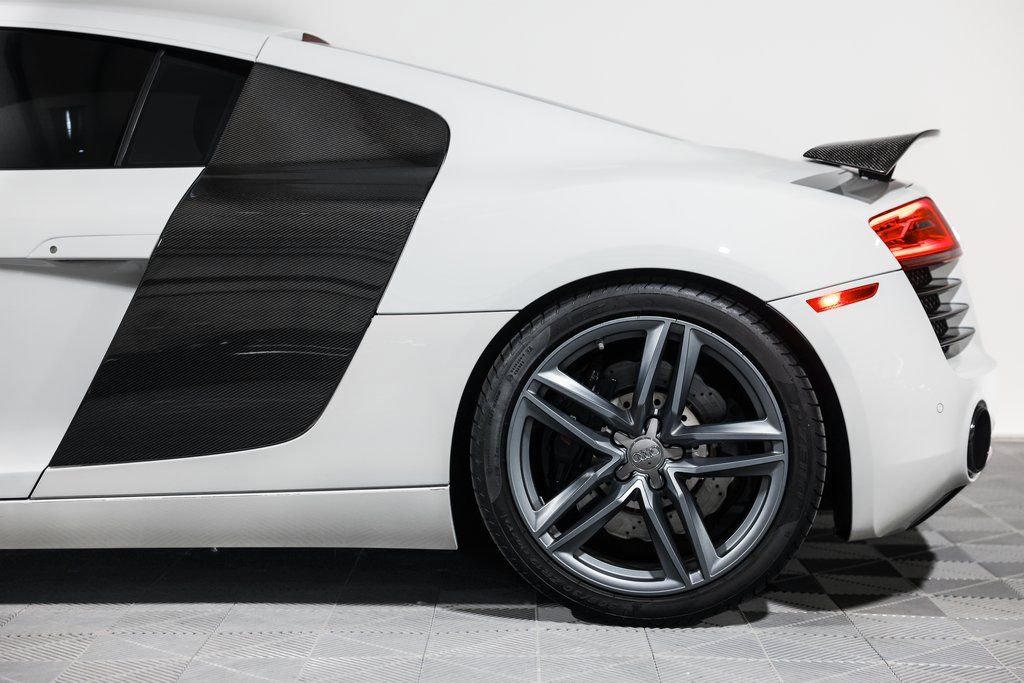 Used 2015 Audi R8 V8 w/ Extended Leather Package image 14