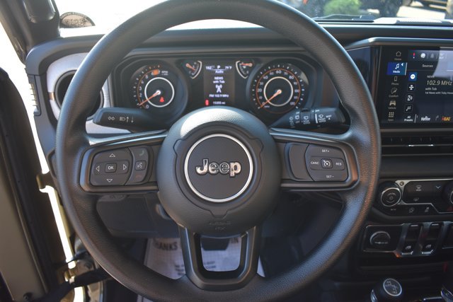Used 2025 Jeep Wrangler Sport AWD/4WD image 17