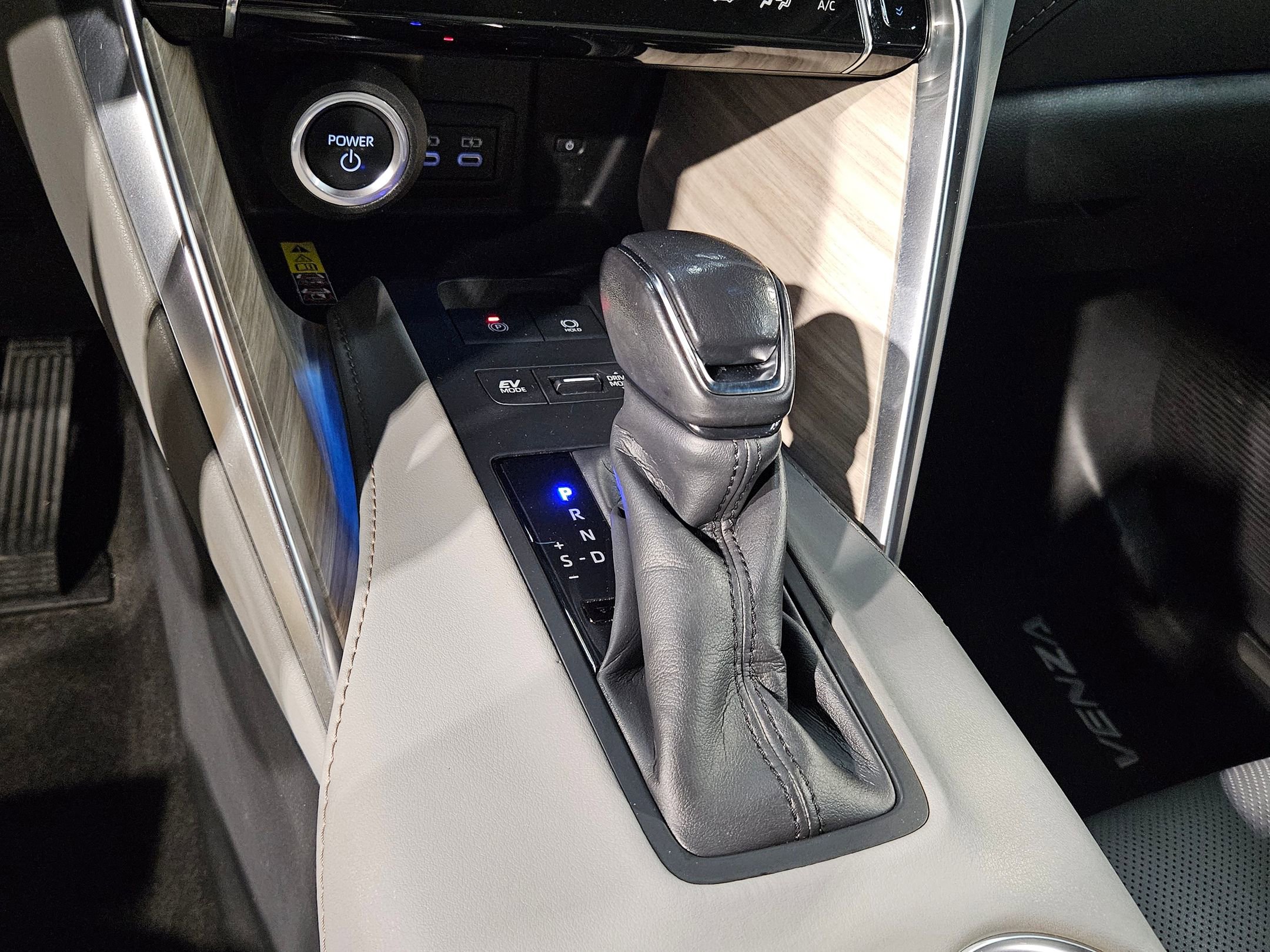 Used 2023 Toyota Venza Limited image 33