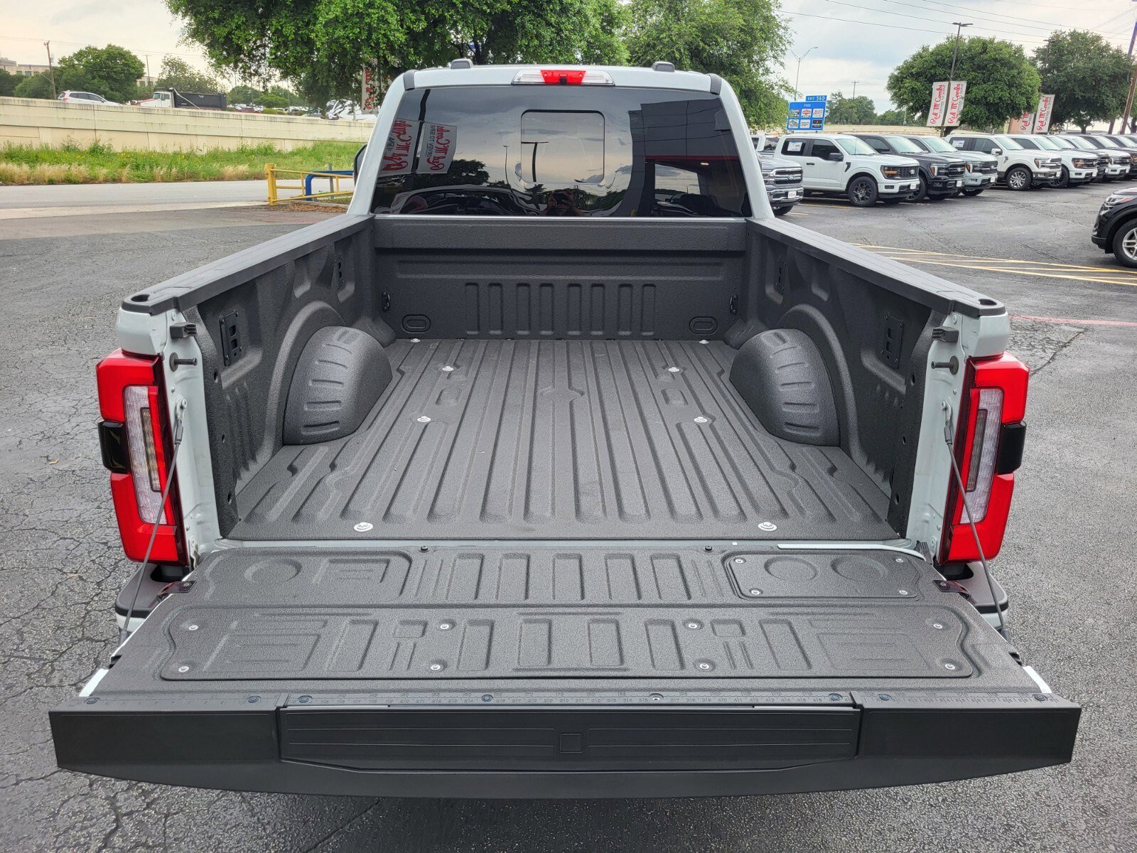 Certified 2025 Ford F350 Platinum w/ FX4 Off-Road Package AWD/4WD image 32