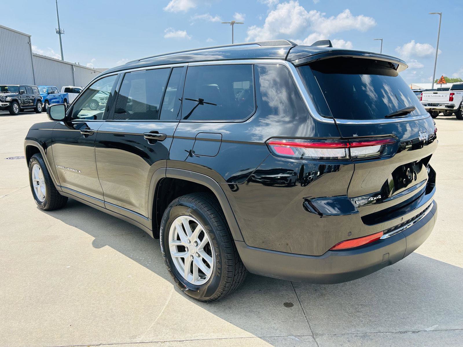 Used 2022 Jeep Grand Cherokee L Laredo w/ Luxury Tech Group I AWD/4WD image 38