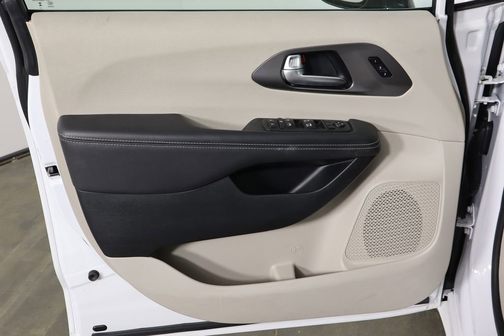 Used 2024 Chrysler Pacifica Touring-L image 20