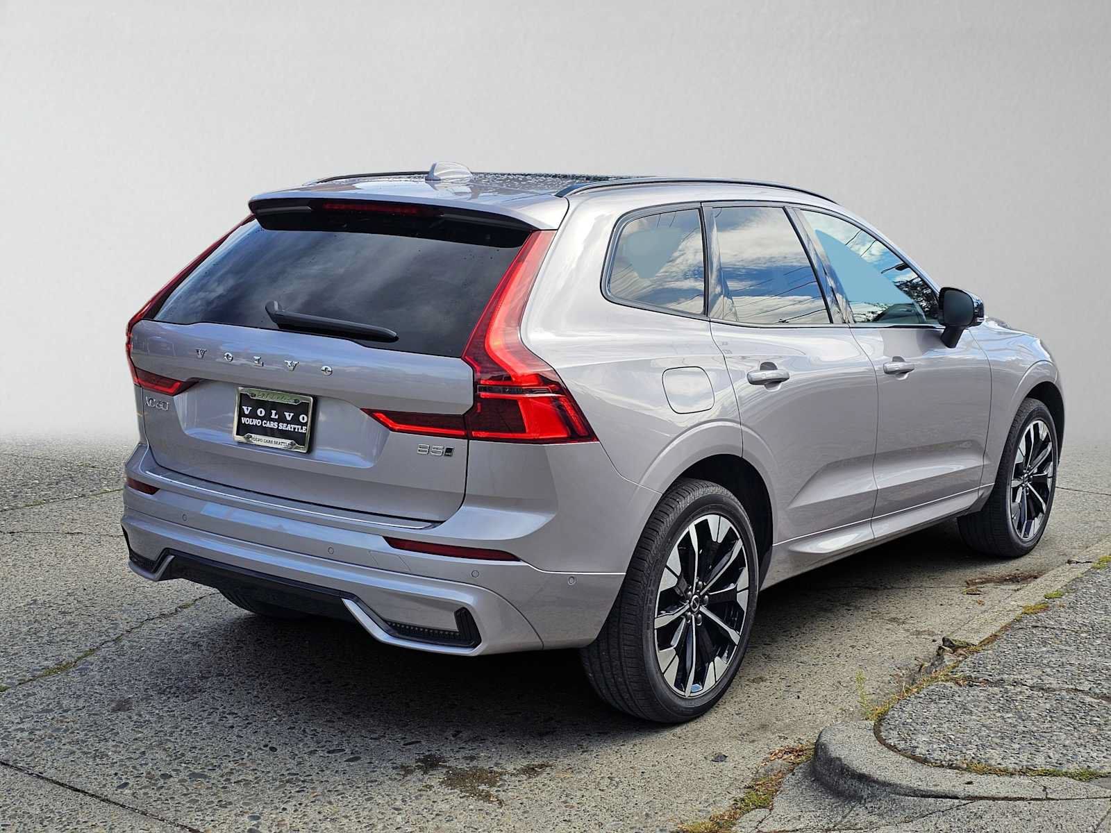 Used 2026 Volvo XC60 B5 Plus w/ Protection Package Premier AWD/4WD image 3