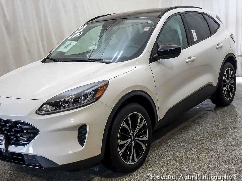 Used 2022 Ford Escape SE w/ SE Sport Appearance Package AWD/4WD image 4