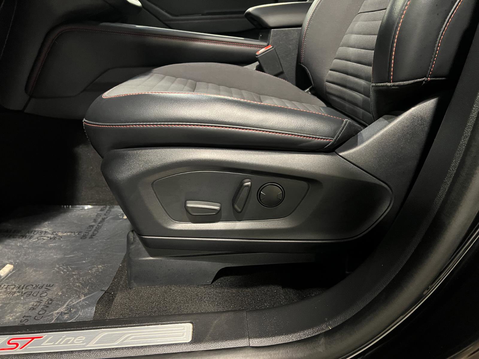 Used 2025 Ford Explorer ST-Line w/ ST-Line Street Pack image 24