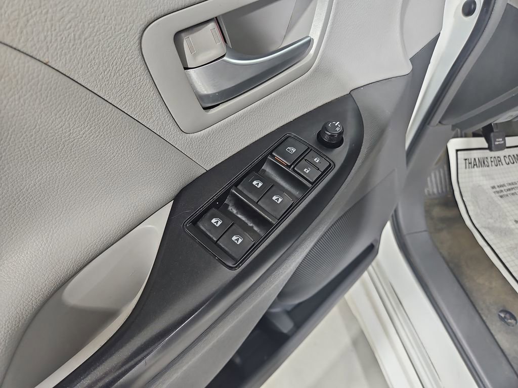 Used 2019 Toyota Sienna LE w/ LE Preferred Package FWD image 12