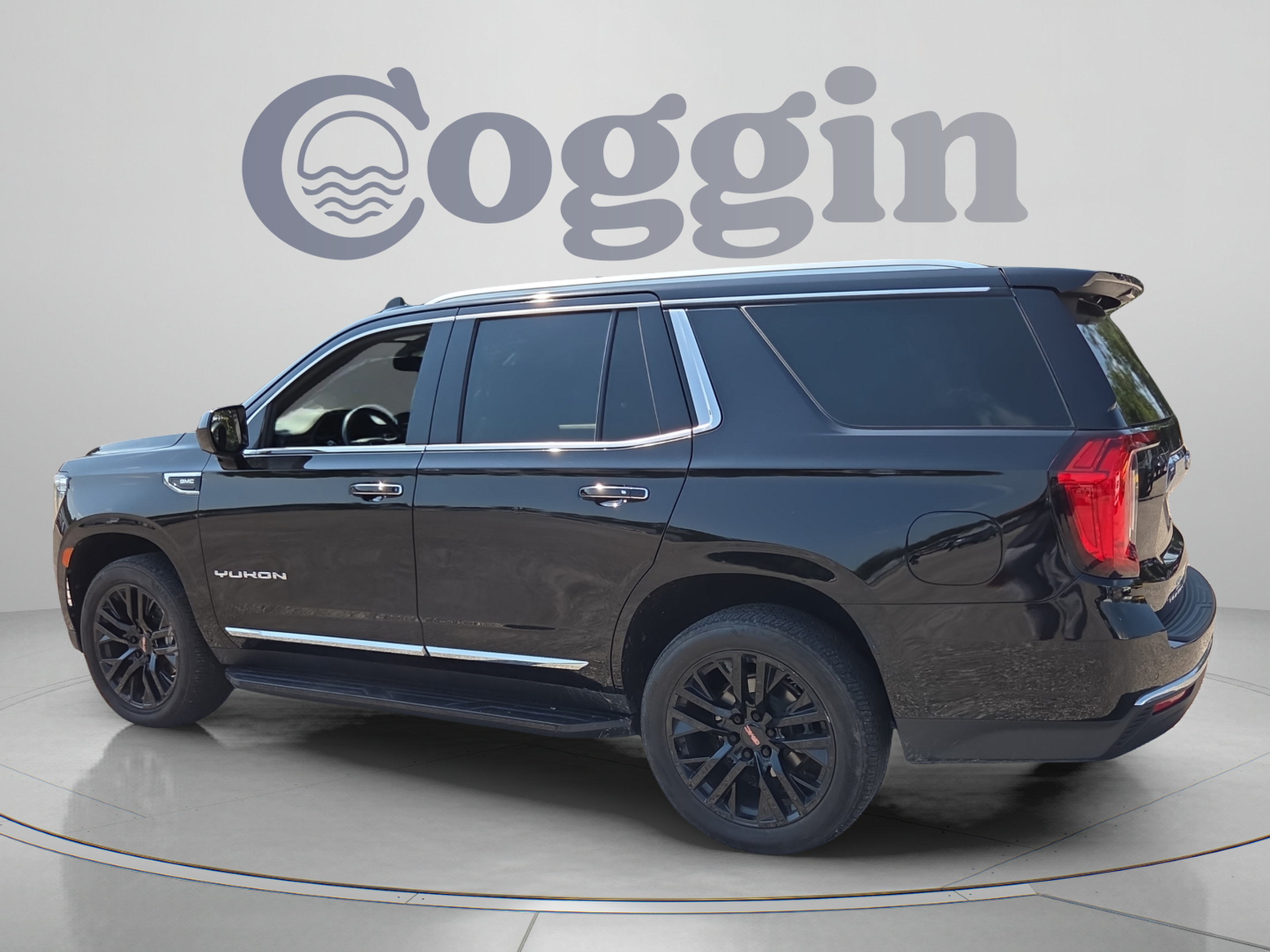 Used 2021 GMC Yukon SLT w/ Rear Media and Nav Package AWD/4WD image 3