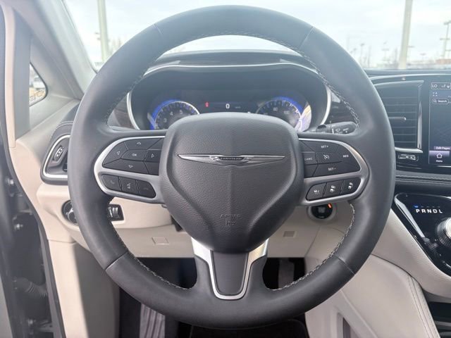 Used 2023 Chrysler Pacifica Limited image 10