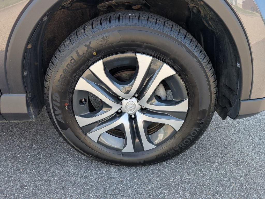 Used 2018 Toyota RAV4 LE AWD/4WD image 11