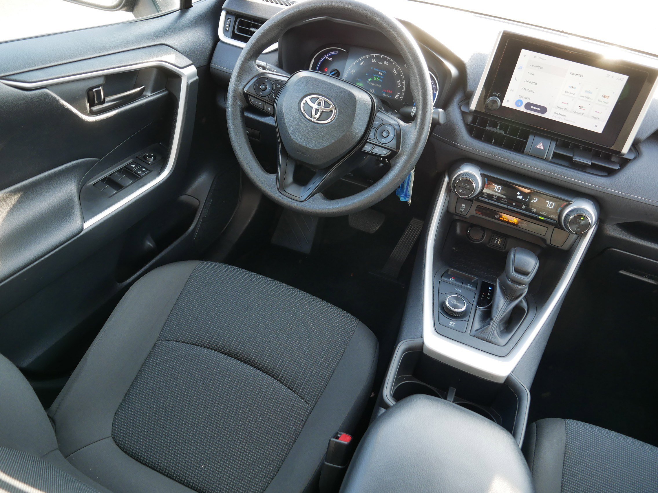 Used 2023 Toyota RAV4 LE AWD/4WD image 9