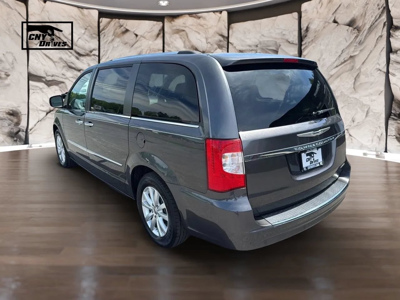 Used 2016 Chrysler Town & Country Limited Platinum FWD image 8