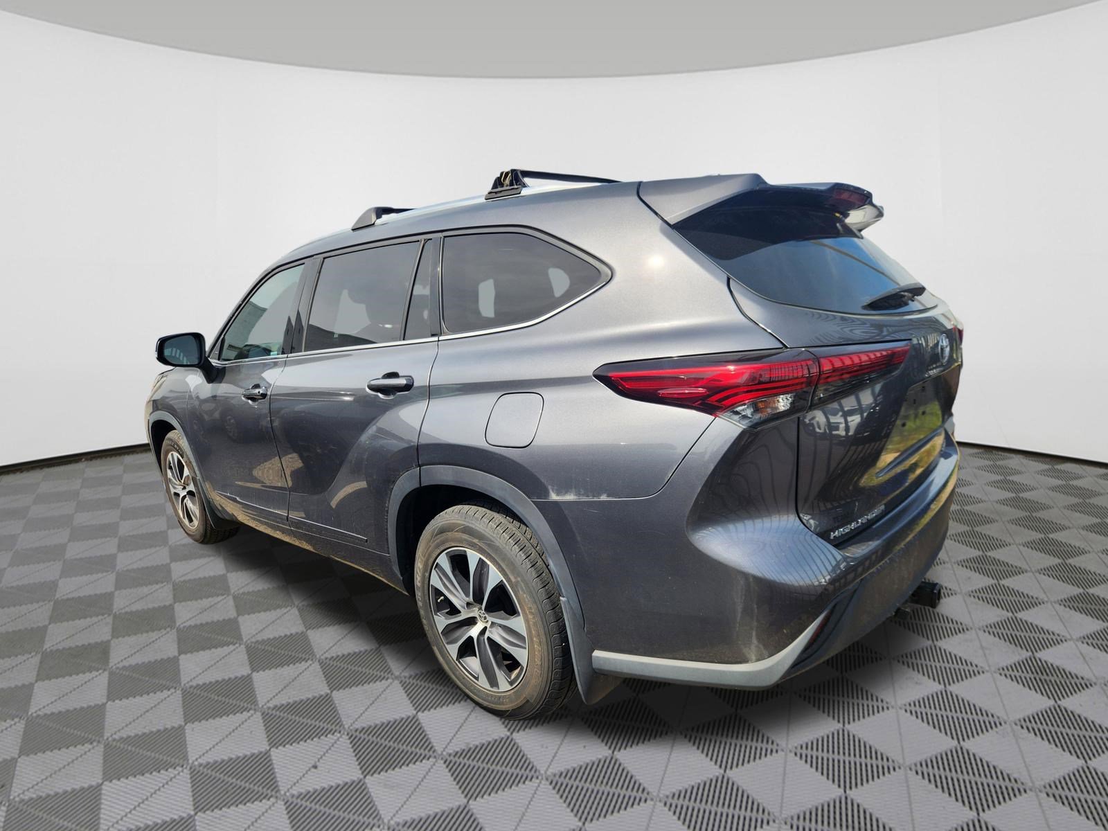 Used 2020 Toyota Highlander XLE AWD/4WD image 3