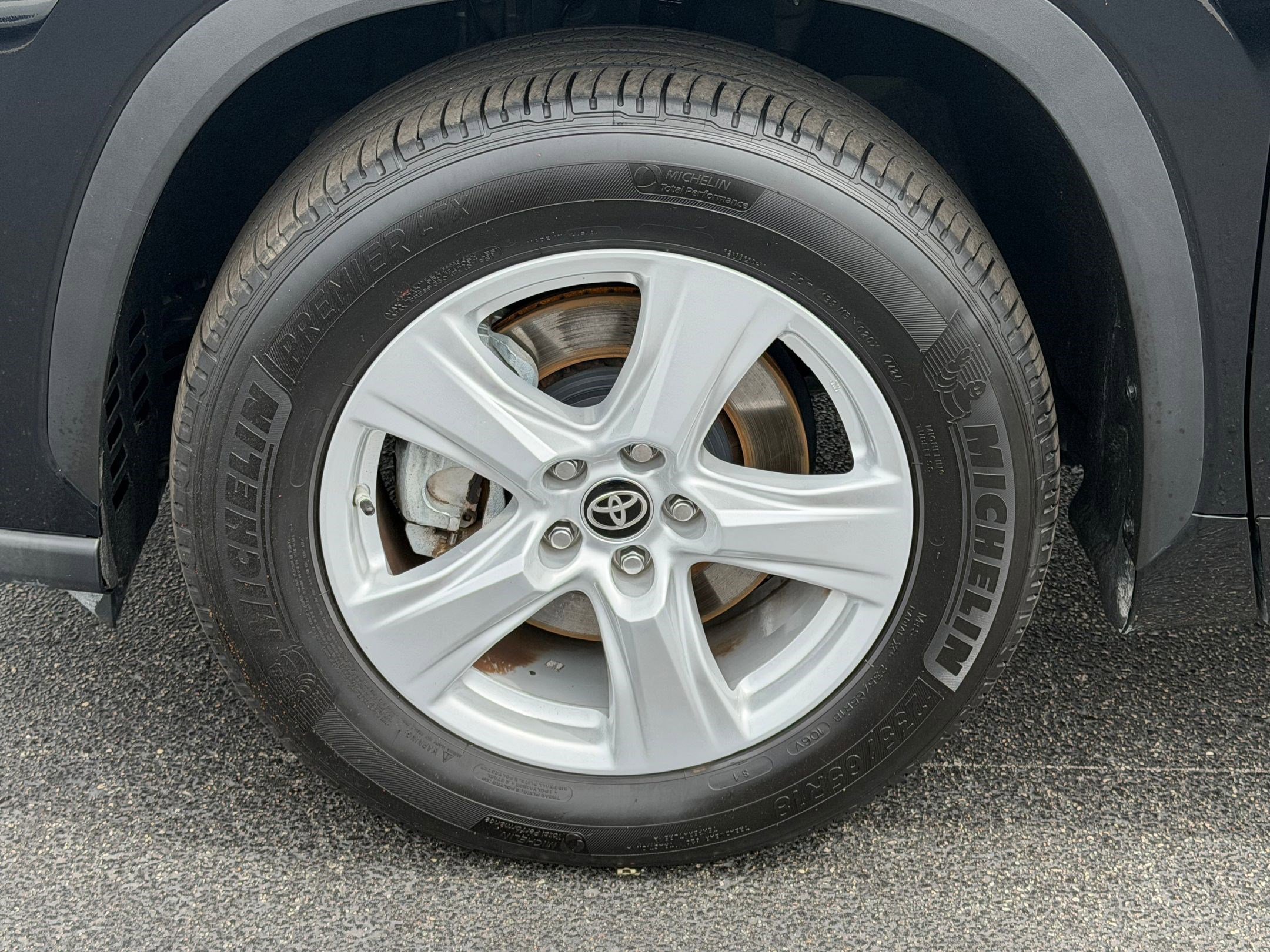 Used 2025 Toyota Highlander LE image 12