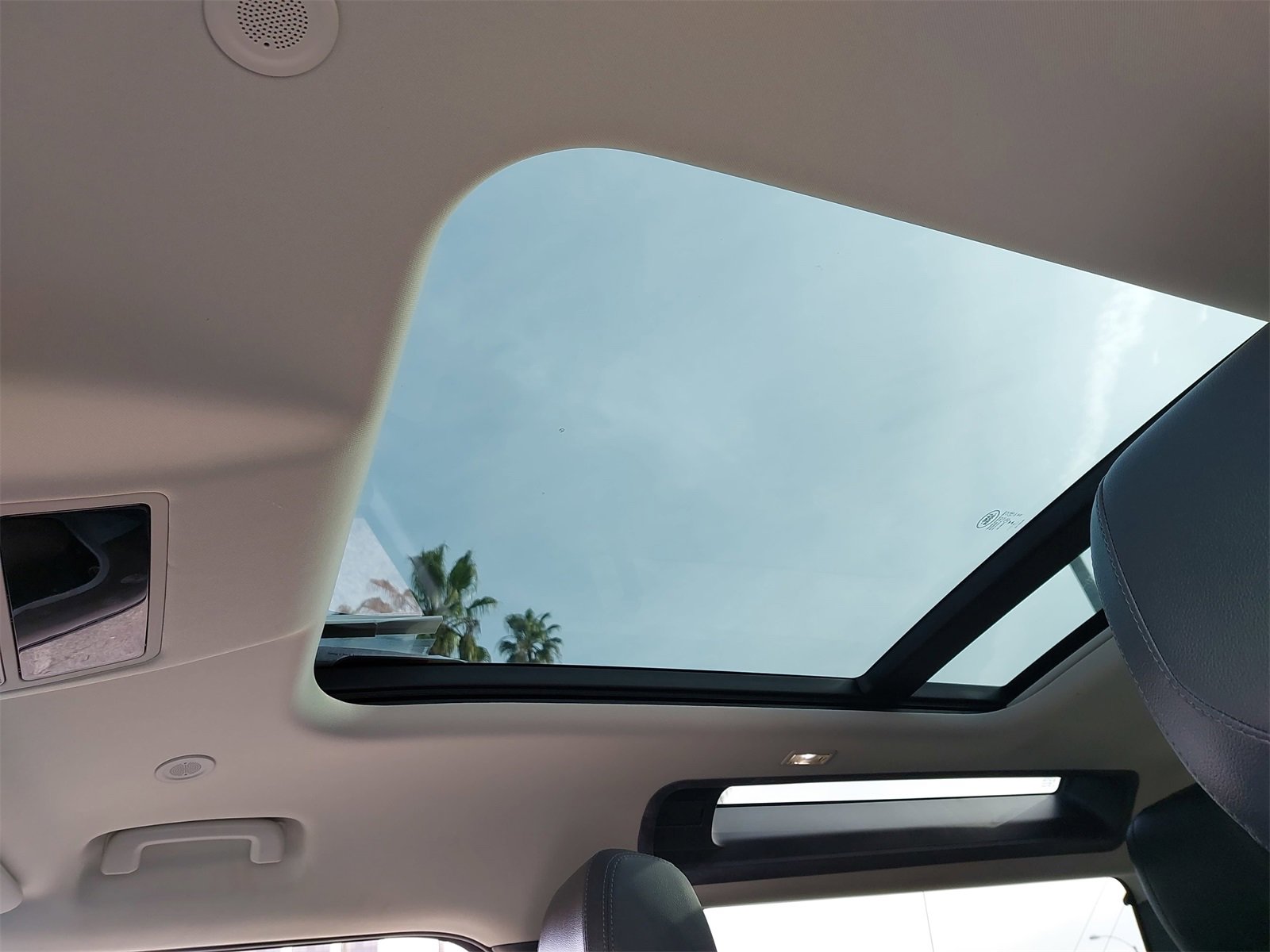 Used 2024 Land Rover Defender 90 X-Dynamic SE image 30