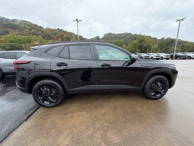 New 2026 Chevrolet Trax LT w/ Sunroof Package FWD image 8