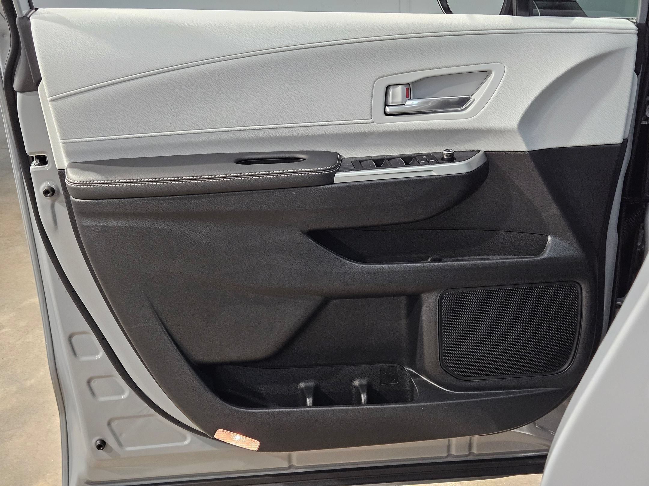 Certified 2025 Toyota Sienna XSE FWD image 20