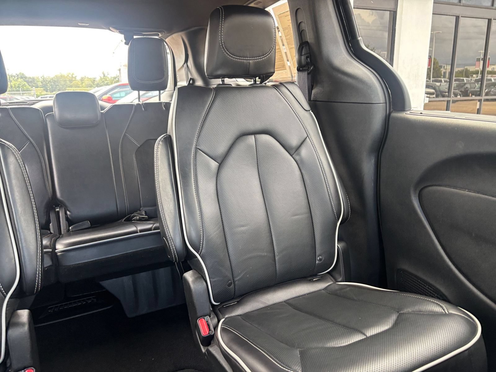 Used 2025 Chrysler Pacifica Limited FWD image 41