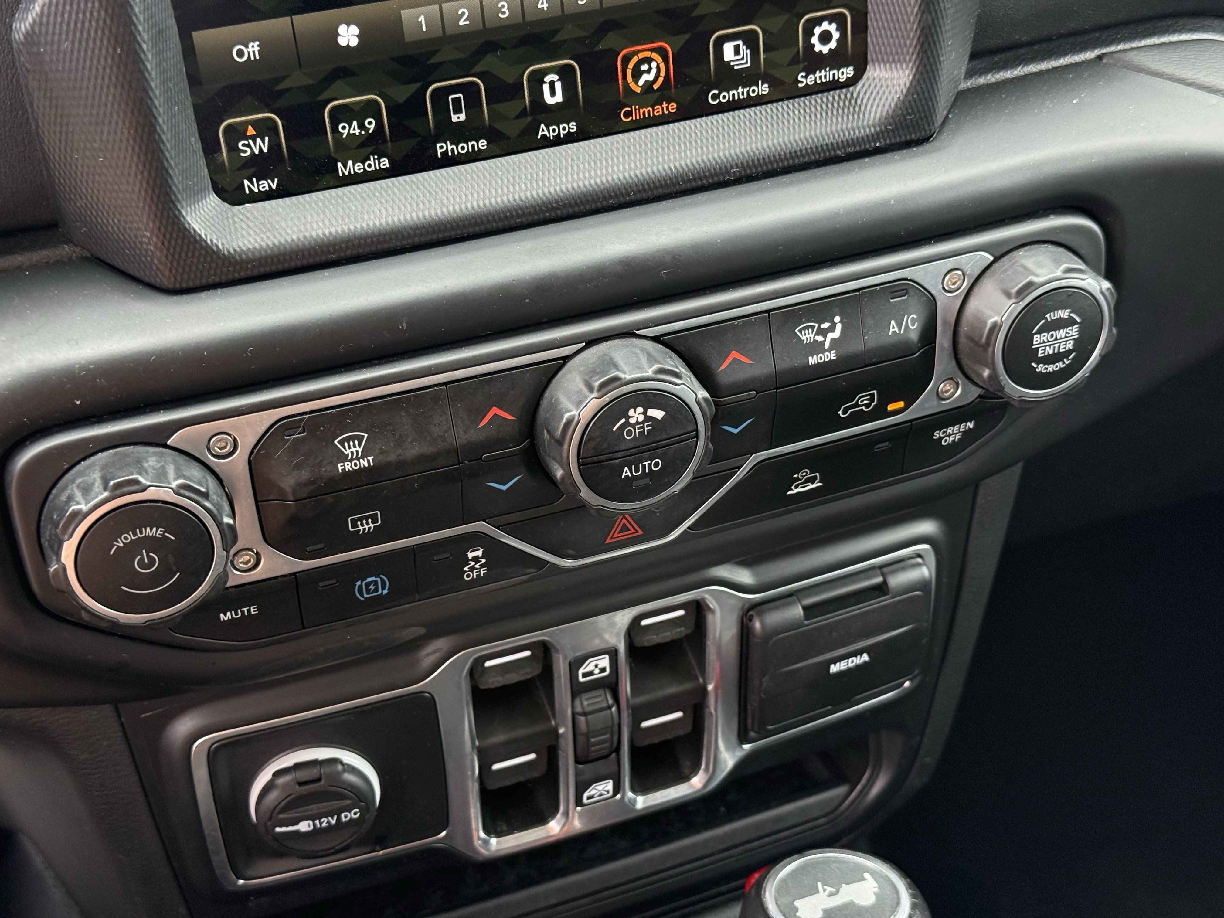 Used 2023 Jeep Wrangler Sahara image 22