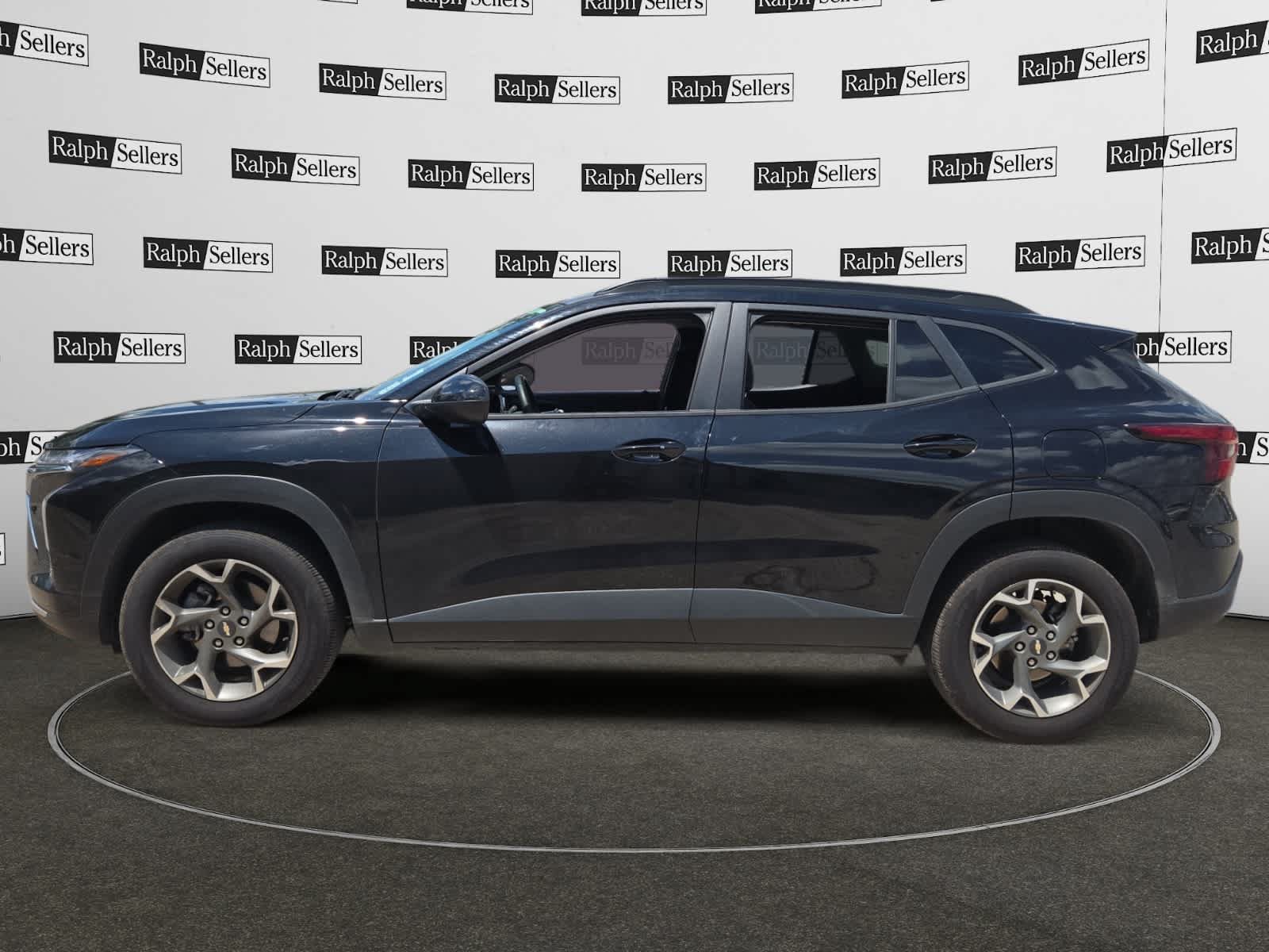 Used 2025 Chevrolet Trax LT w/ LT Convenience Package FWD image 3