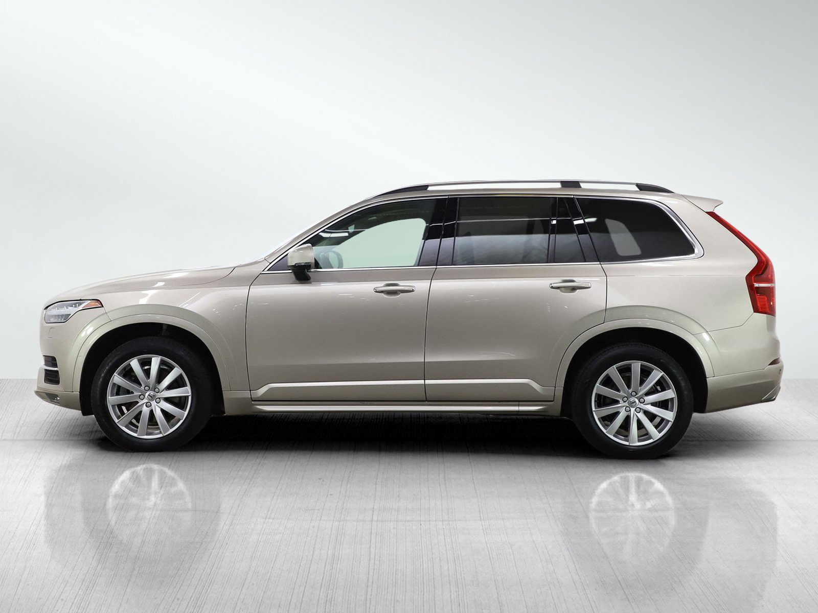 Used 2016 Volvo XC90 T6 Momentum w/ Momentum Plus Package AWD/4WD image 2