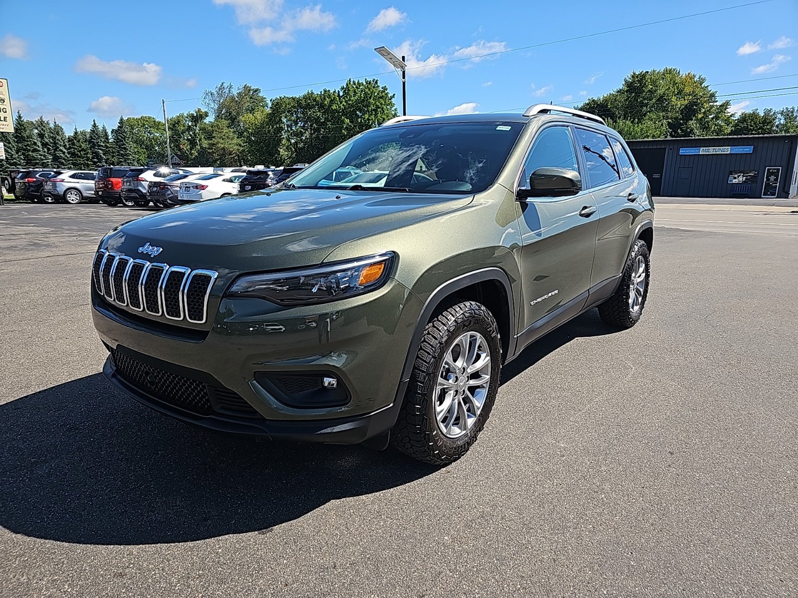 Used 2021 Jeep Cherokee Latitude Plus w/ Mopar Interior Package AWD/4WD image 7