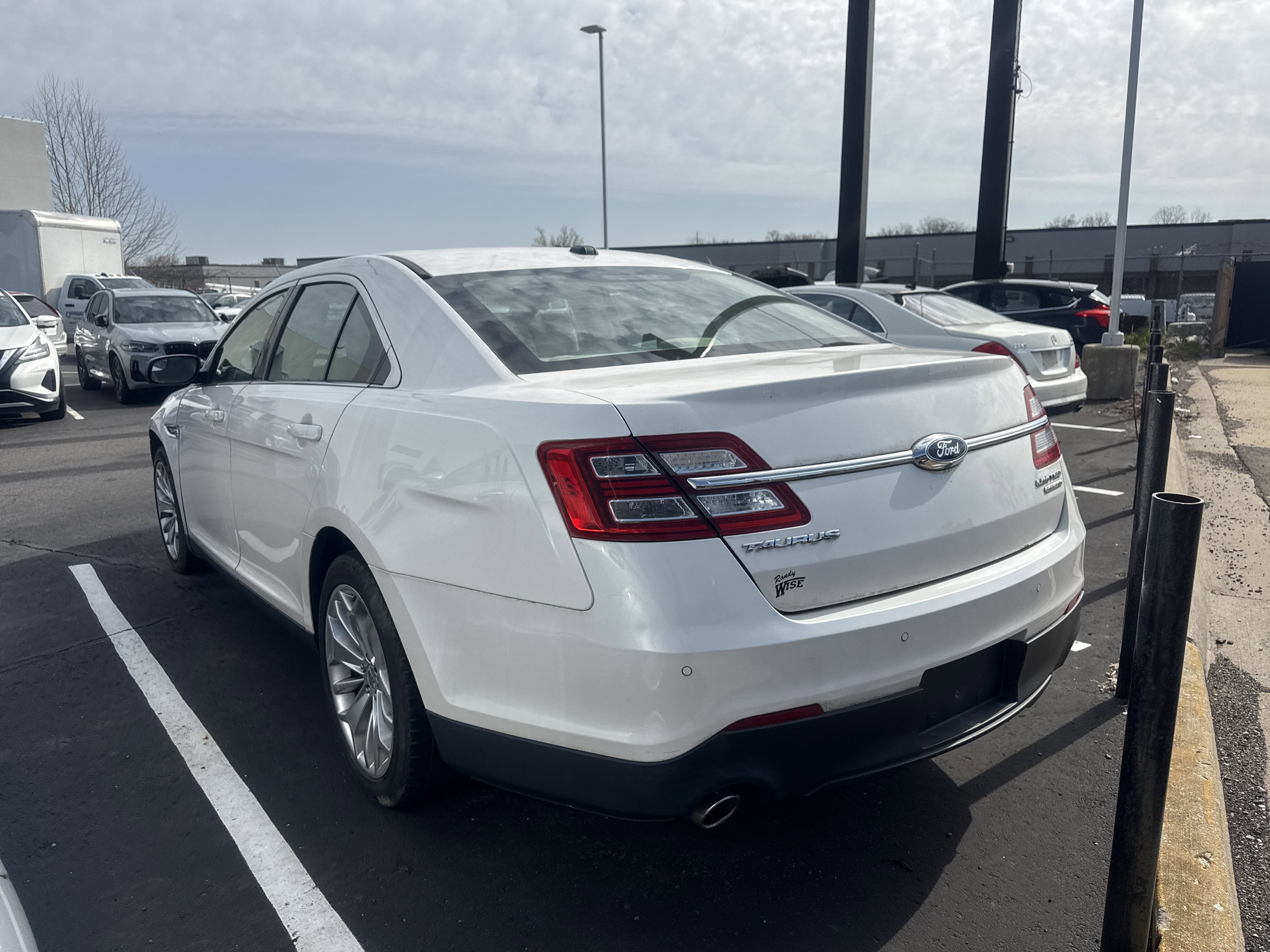 Used 2015 Ford Taurus Limited FWD image 3