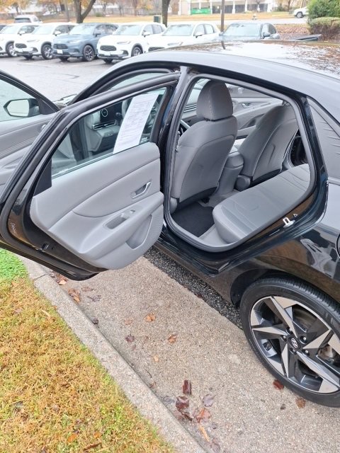 Used 2023 Hyundai Elantra SEL w/ Convenience Package image 11