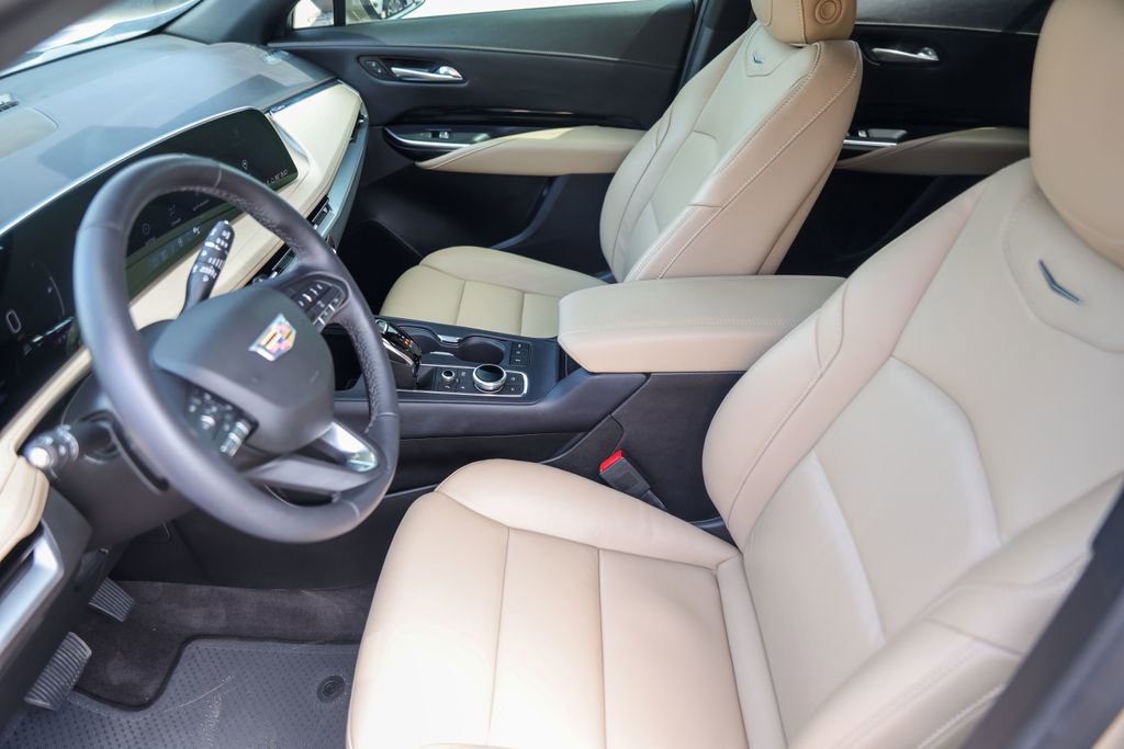 Certified 2024 Cadillac XT4 Luxury w/ Cold Weather Package FWD image 9