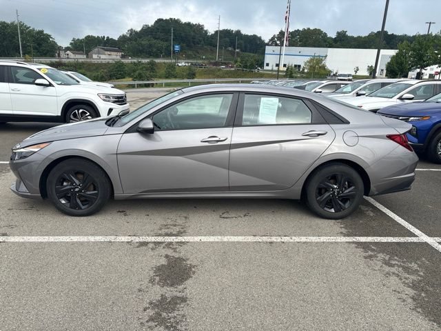 Used 2022 Hyundai Elantra SEL w/ Convenience Package FWD image 2