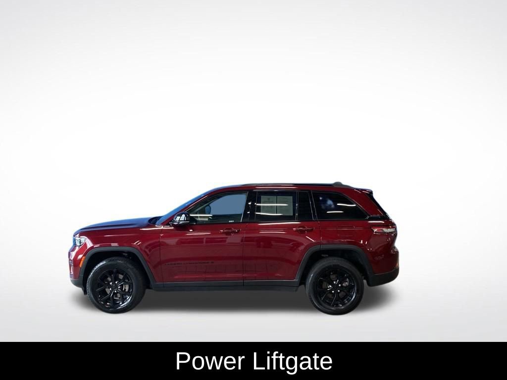 Used 2025 Jeep Grand Cherokee Altitude AWD/4WD image 16