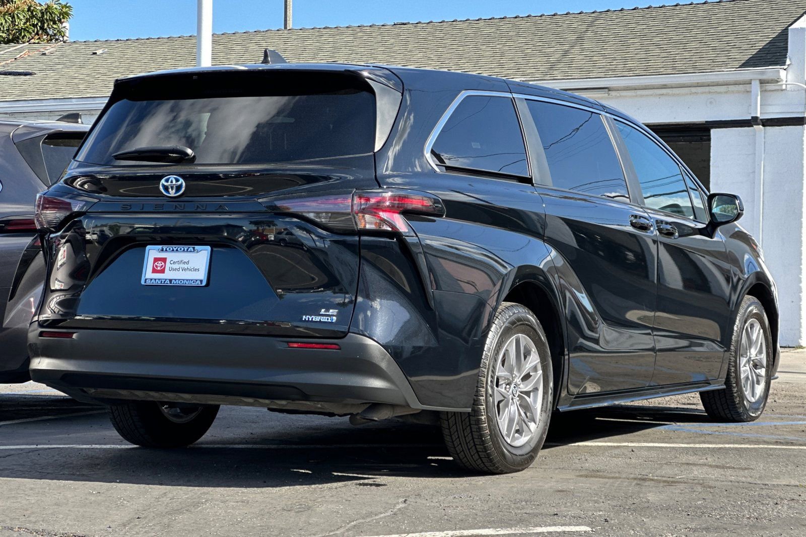 Certified 2023 Toyota Sienna LE image 4