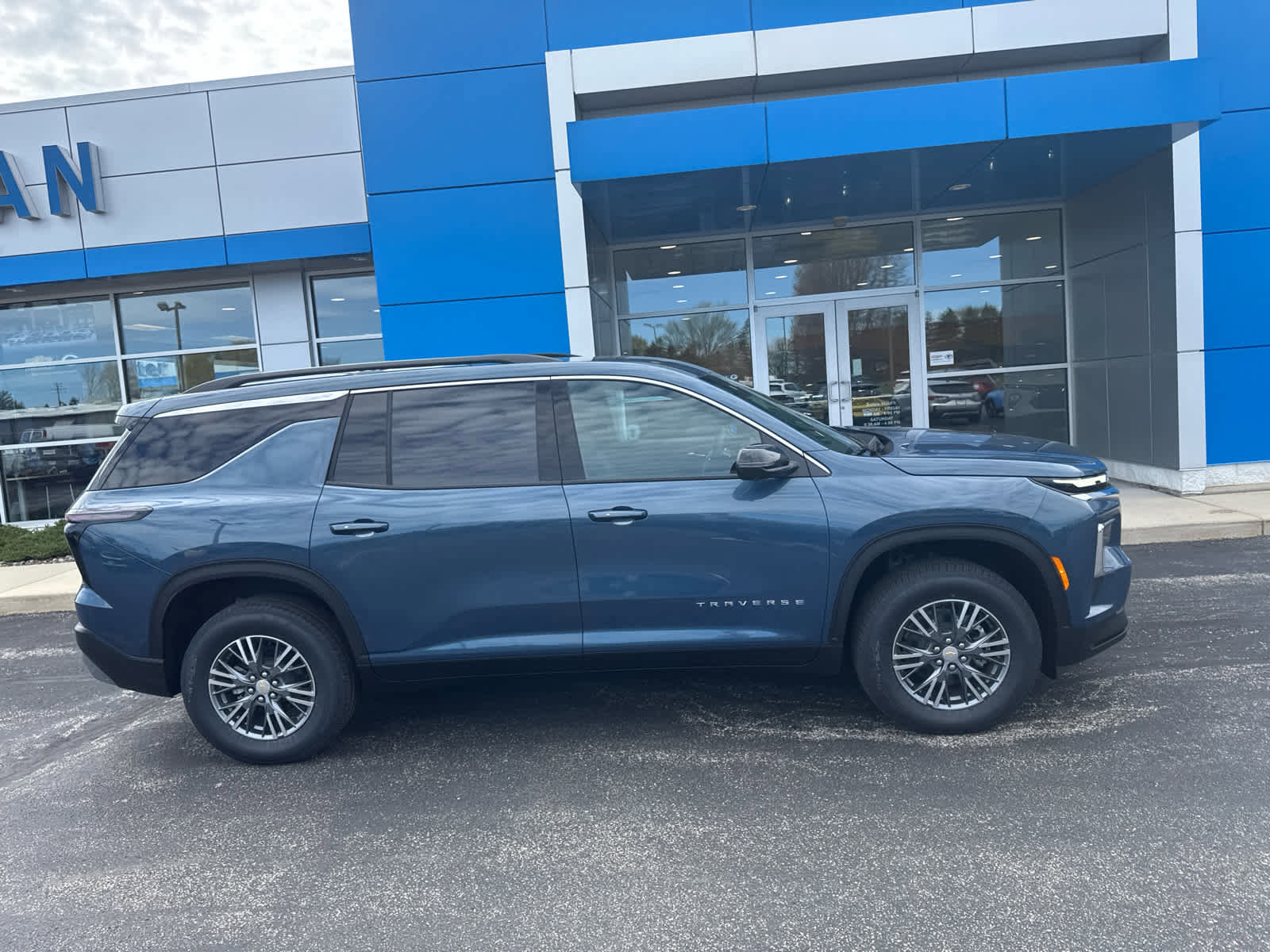 New 2026 Chevrolet Traverse LT AWD/4WD image 3