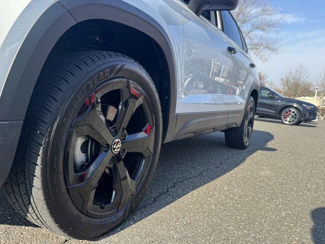 Used 2025 Volkswagen Taos SE image 11