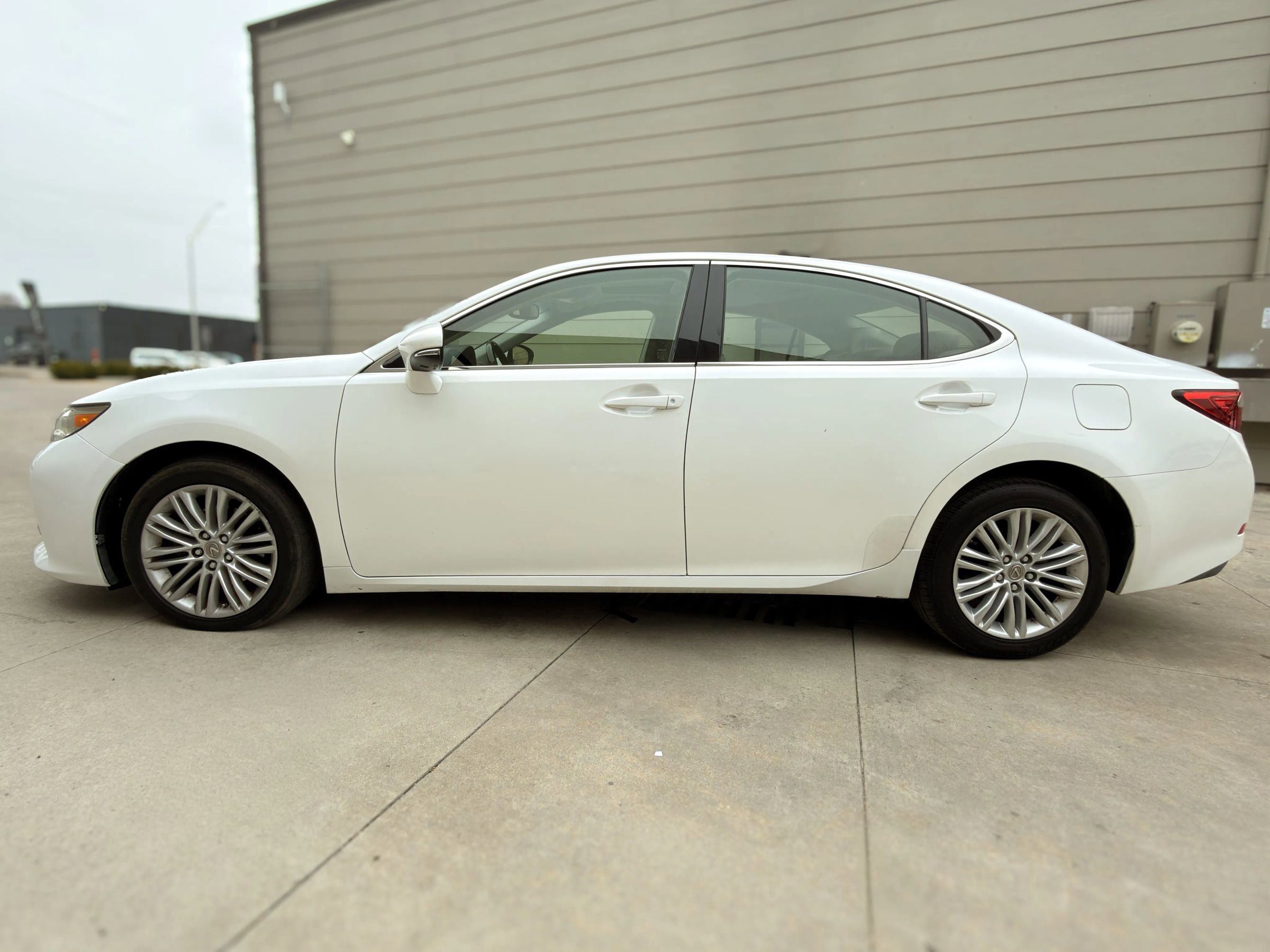 Used 2015 Lexus ES 350 w/ Luxury Package image 4