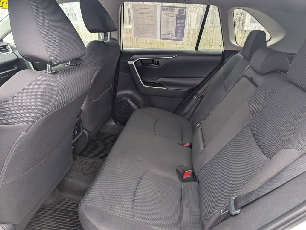 Used 2021 Toyota RAV4 LE AWD/4WD image 17