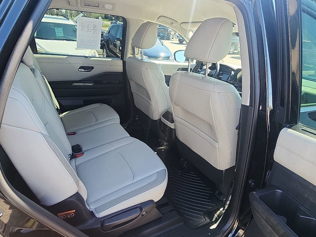 Used 2025 Nissan Pathfinder SL w/ Cargo Package AWD/4WD image 15