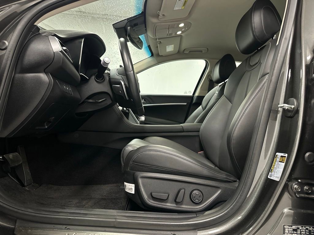 Used 2025 Genesis G70 2.5T image 16