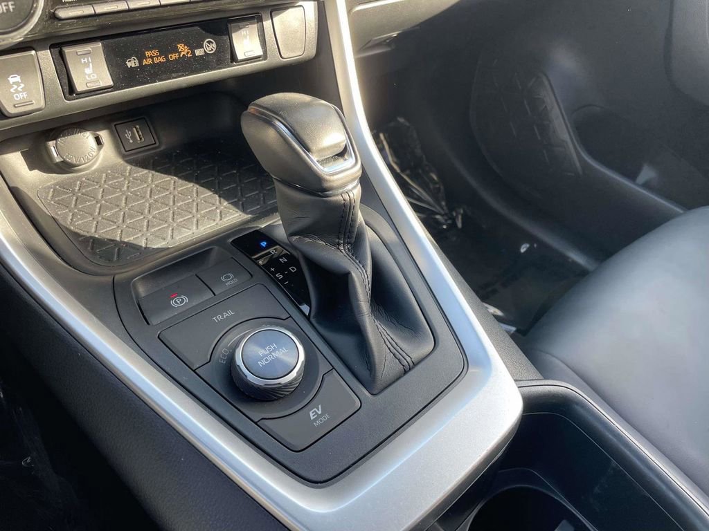 Used 2025 Toyota RAV4 XSE AWD/4WD image 42