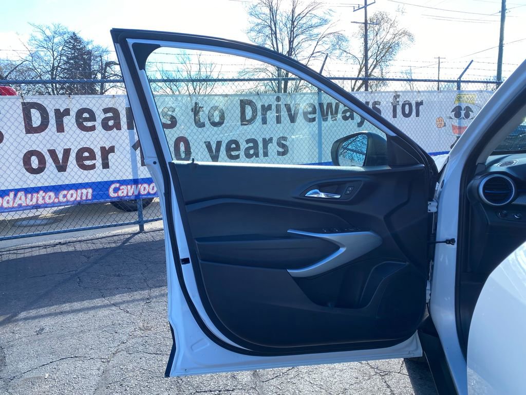 Used 2025 Chevrolet Trax LS w/ Driver Confidence Package FWD image 13