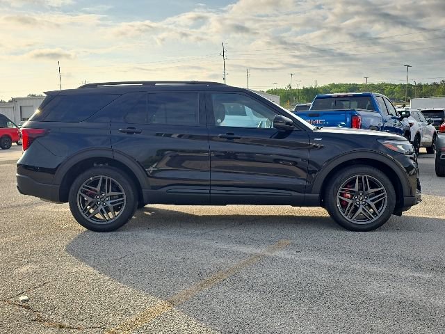 Used 2025 Ford Explorer ST-Line w/ ST-Line Street Pack AWD/4WD image 6