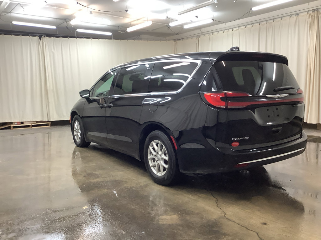 Used 2024 Chrysler Pacifica Touring-L image 8